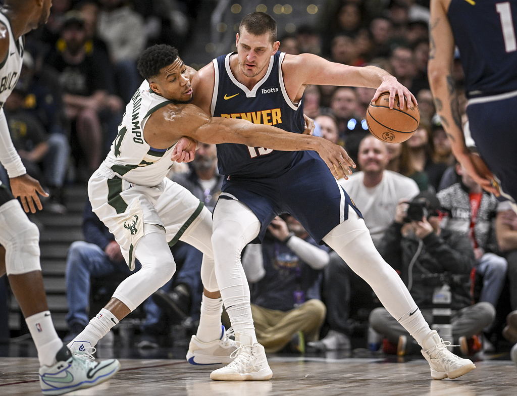 Nikola Jokic (R) of the Denver Nuggets posts up in front of Giannis Antetokounmpo of the Milwaukee Bucks in the game at Ball Arena in Denver, Colorado, January 29, 2024. /CFP