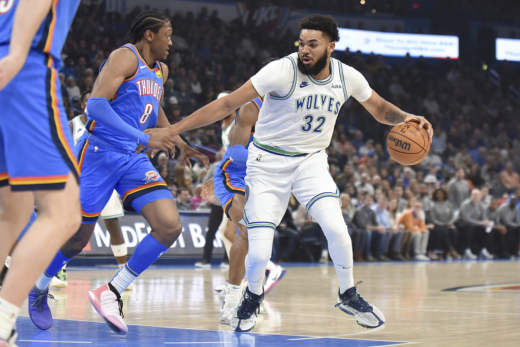 Kalr-Anthony Towns (#32) of the Minnesota Timberwolves dribbles in the game against the Oklahoma City Thunder at Paycom Center in Oklahoma City, Oklahoma, January 29, 2024. /CFP