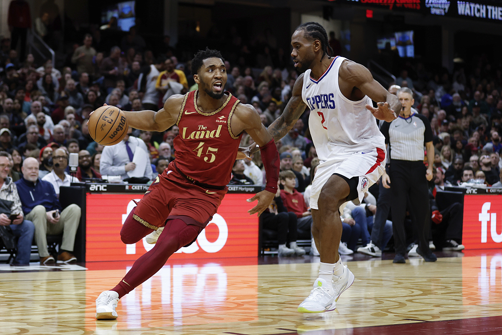 Donovan Mitchell (L) of the Cleveland Cavaliers penetrates in the game against the Los Angeles Clippers at Rocket Mortgage FieldHouse in Cleveland, Ohio, January 29, 2024. /CFP