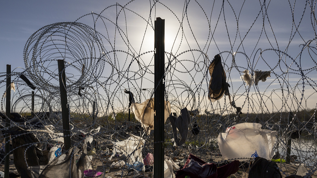 Clothing and plastic bags hang caught in razor wire near the Rio Grande in Eagle Pass, Texas, U.S., January 10, 2024. /CFP