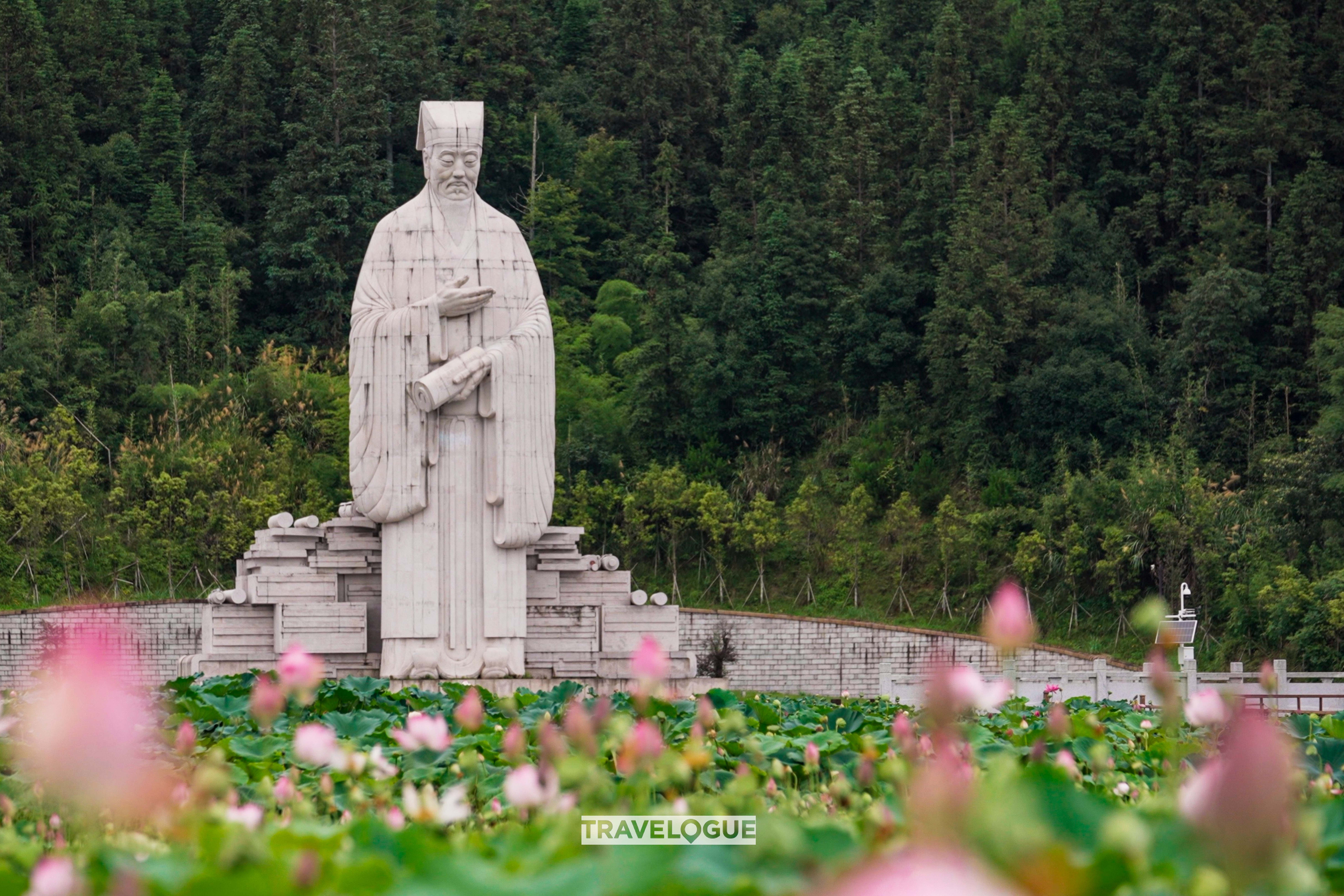 A statue of Zhu Xi standing in Wufu Ancient Town, Fujian Province. /CGTN