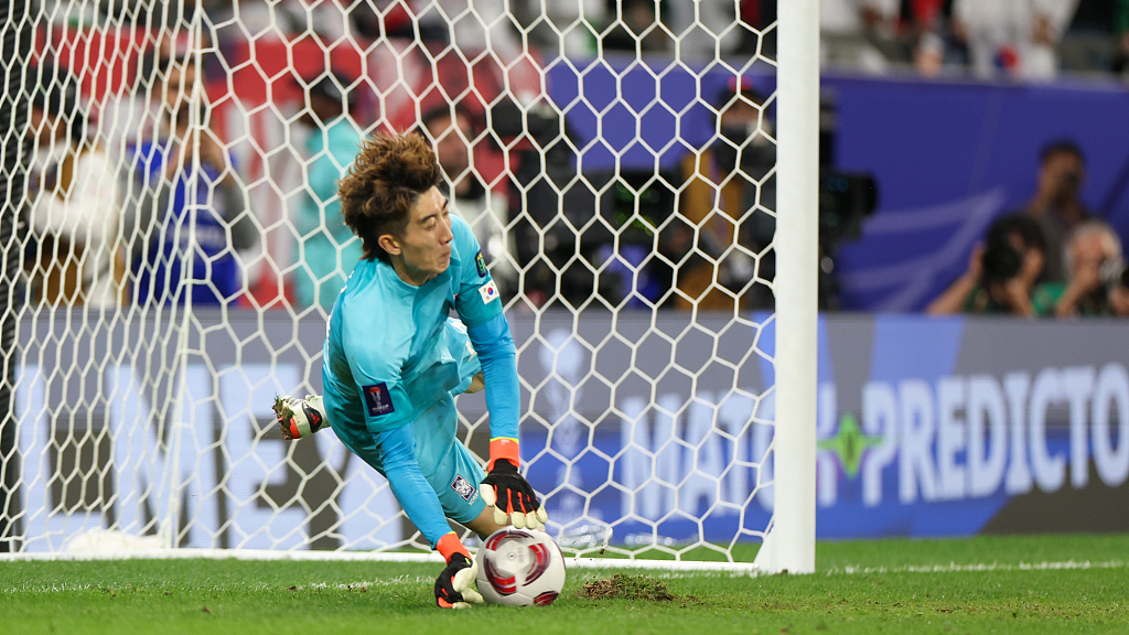 South Korean goalkeeper Jo Hyeon-woo dives to save a penalty during the AFC Asian Cup round of 16 match agains Saudi Arabia in Al Rayyan, Qatar, January 30, 2024. /CFP