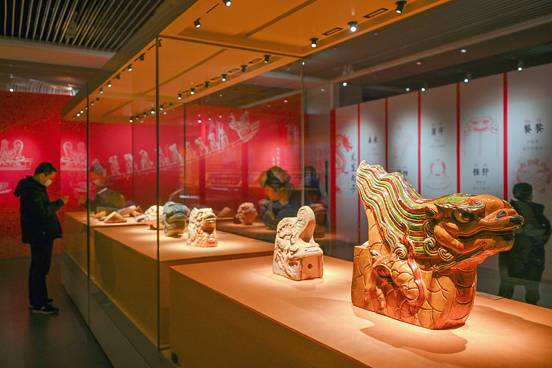 Visitors admire rare relics related to Chinese dragon culture at the Nanjing Museum in Nanjing, Jiangsu Province, January 30, 2024. /CFP