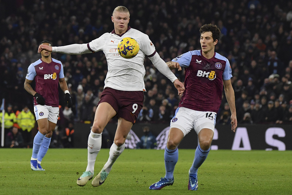 Erling Haaland (#9) of Manchester City tries to control the ball in the Premier League game against Aston Villa at Villa Park in Birmingham, England, December 6, 2023. /CFP