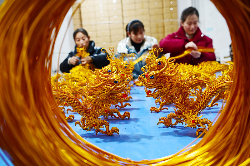 Artisans are busy creating Chinese dragon-shaped artifacts with their bare hands at a workshop in Liaocheng, Shandong Province, January 30, 2024. /CFP