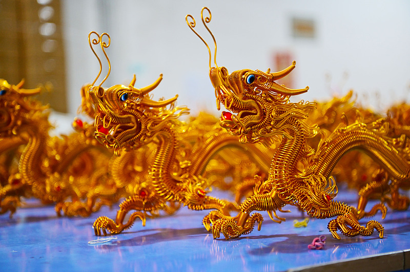 Chinese dragon-shaped artifacts made of aluminum wire are popular at local market in Liaocheng, Shandong Province, January 30, 2024. /CFP