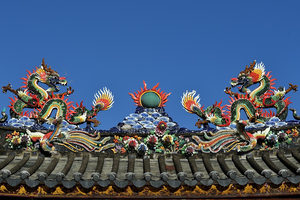 A file photo shows inlaid porcelain twin dragons on a temple rooftop in Chaozhou, Guangdong Province. /CFP