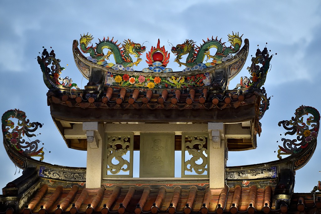 A photo shows inlaid porcelain twin dragons on the roof of an archway in Chaozhou, Guangdong Province, on January 29, 2024. /CFP