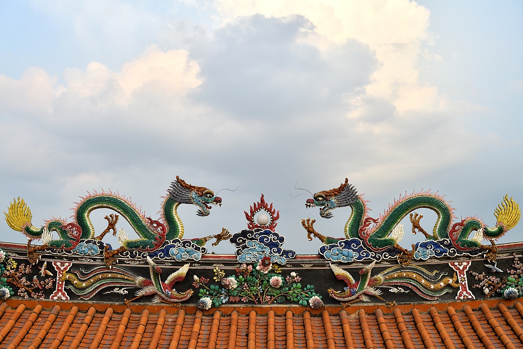 A file photo shows inlaid porcelain twin dragons on a temple rooftop in Chaozhou, Guangdong Province. /CFP