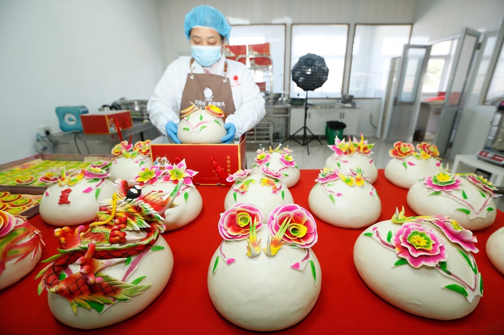 A photo shows flower buns with dragon and flower embellishments in Qingdao, Shandong on January 30, 2024. /IC