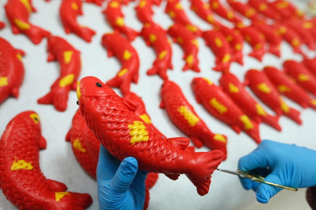 A photo shows fish-shaped red flower buns in Qingdao, Shandong on January 30, 2024. /IC