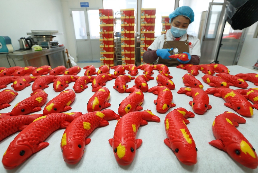 A photo shows fish-shaped red flower buns in Qingdao, Shandong on January 30, 2024. /IC