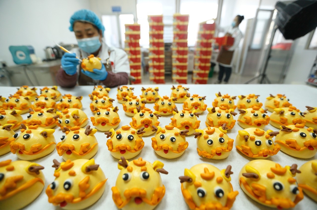 A photo shows decorative flower buns in Qingdao, Shandong on January 30, 2024. /IC