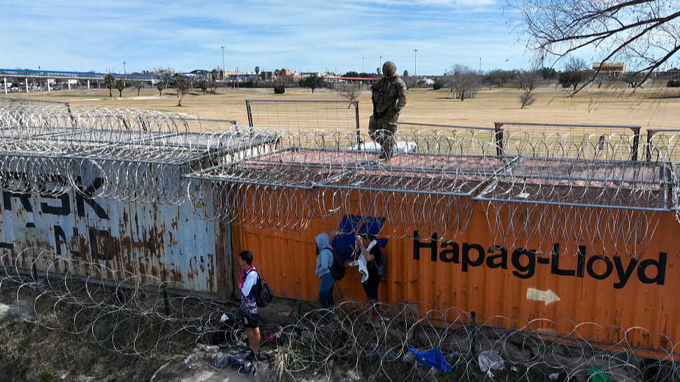 United States National Guards take measures at Shelby Park, where migrants try to cross the wire-spikes on the border in Eagle Pass, Texas, U.S., January 30, 2024. /CFP