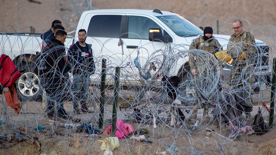 Migrants trying to cross along razor wire to cross Texas border despite security measures in Ciudad Juarez, Mexico, January 29, 2024. /CFP
