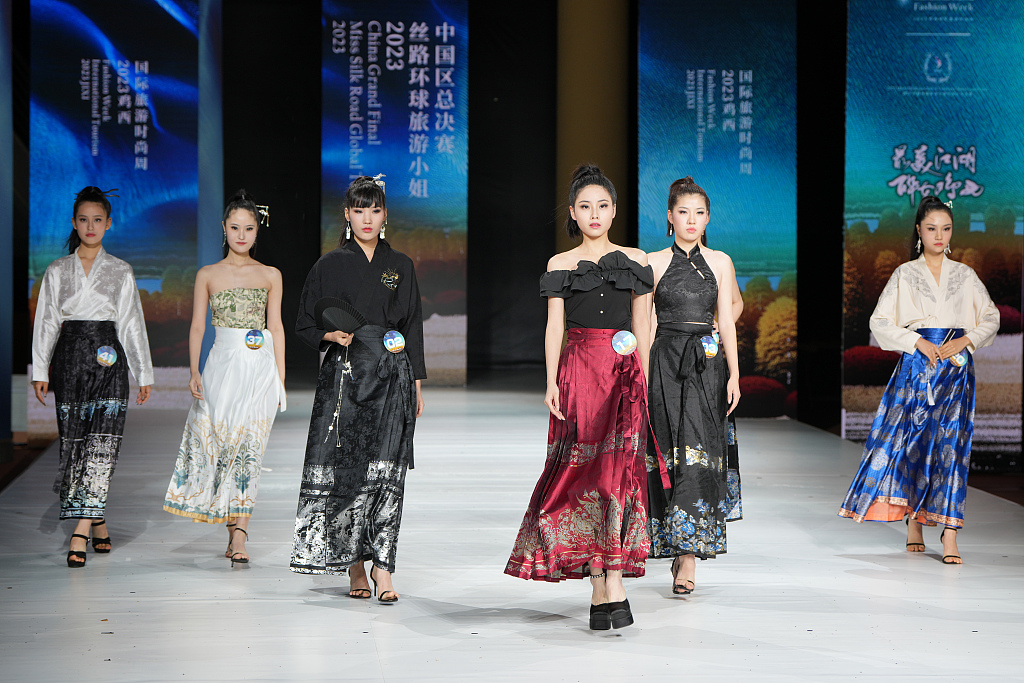 Contestants wear clothes in the new Chinese style during the 2023 Miss Silk Road Global Tourism China Grand Final in Jixi, Heilongjiang Province on August 26, 2023. /CFP
