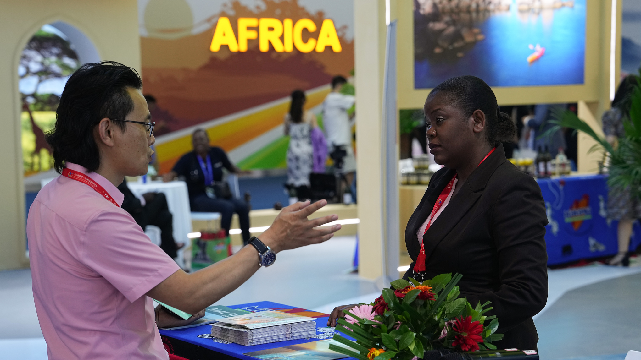 A participant talks with a staff worker at the third China-Africa Economic and Trade Expo in Changsha City, central China's Hunan Province, June 29, 2023. /CFP