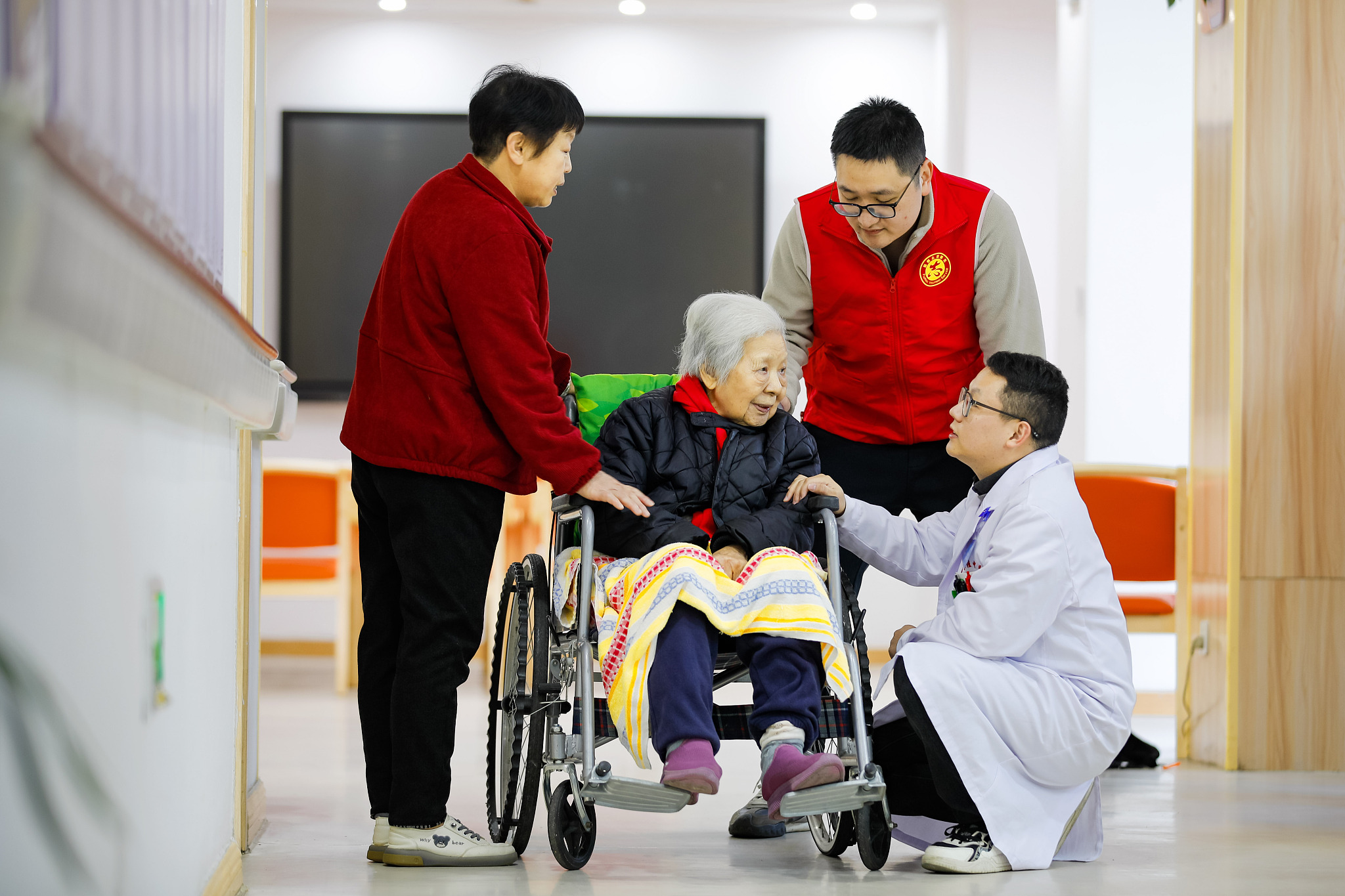 Experts in Chinese medicine and community volunteers share knowledge on winter wellness practices to seniors at the local community elderly care center, Fuzhou's Gulou District, southeast China's Fujian Province, January 5, 2024. /CFP