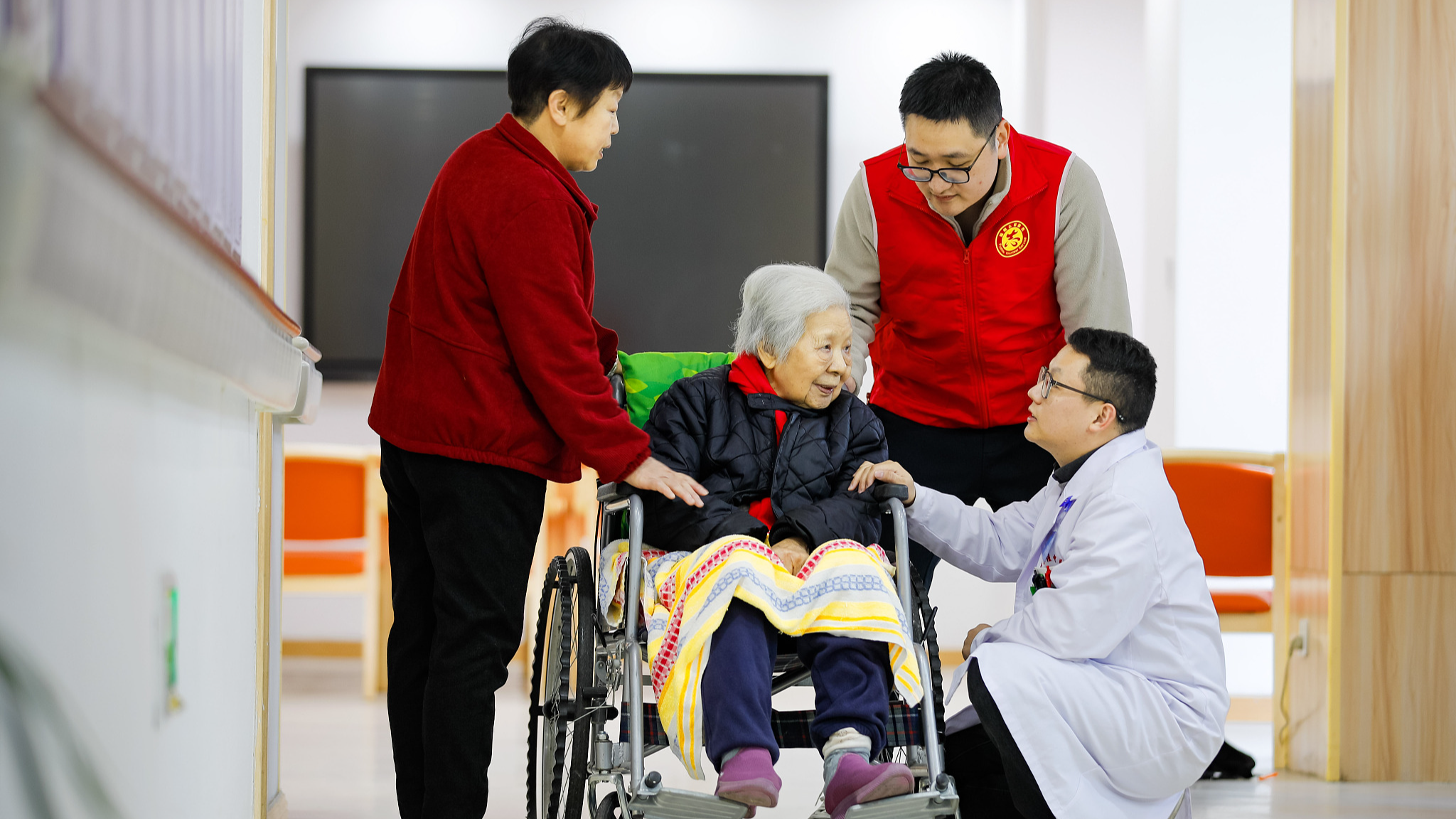 Chinese seniors enjoy more access to home-based care services