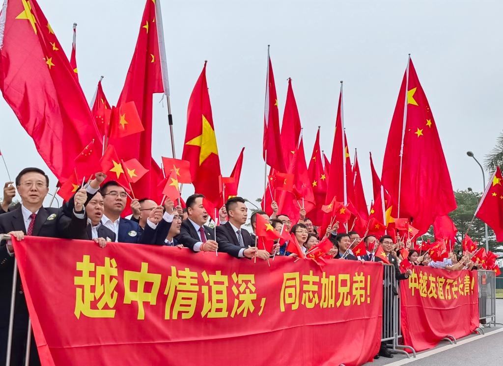 People welcome Xi Jinping, general secretary of the Communist Party of China Central Committee and Chinese president, in Hanoi, capital of Vietnam, December 12, 2023. /Xinhua