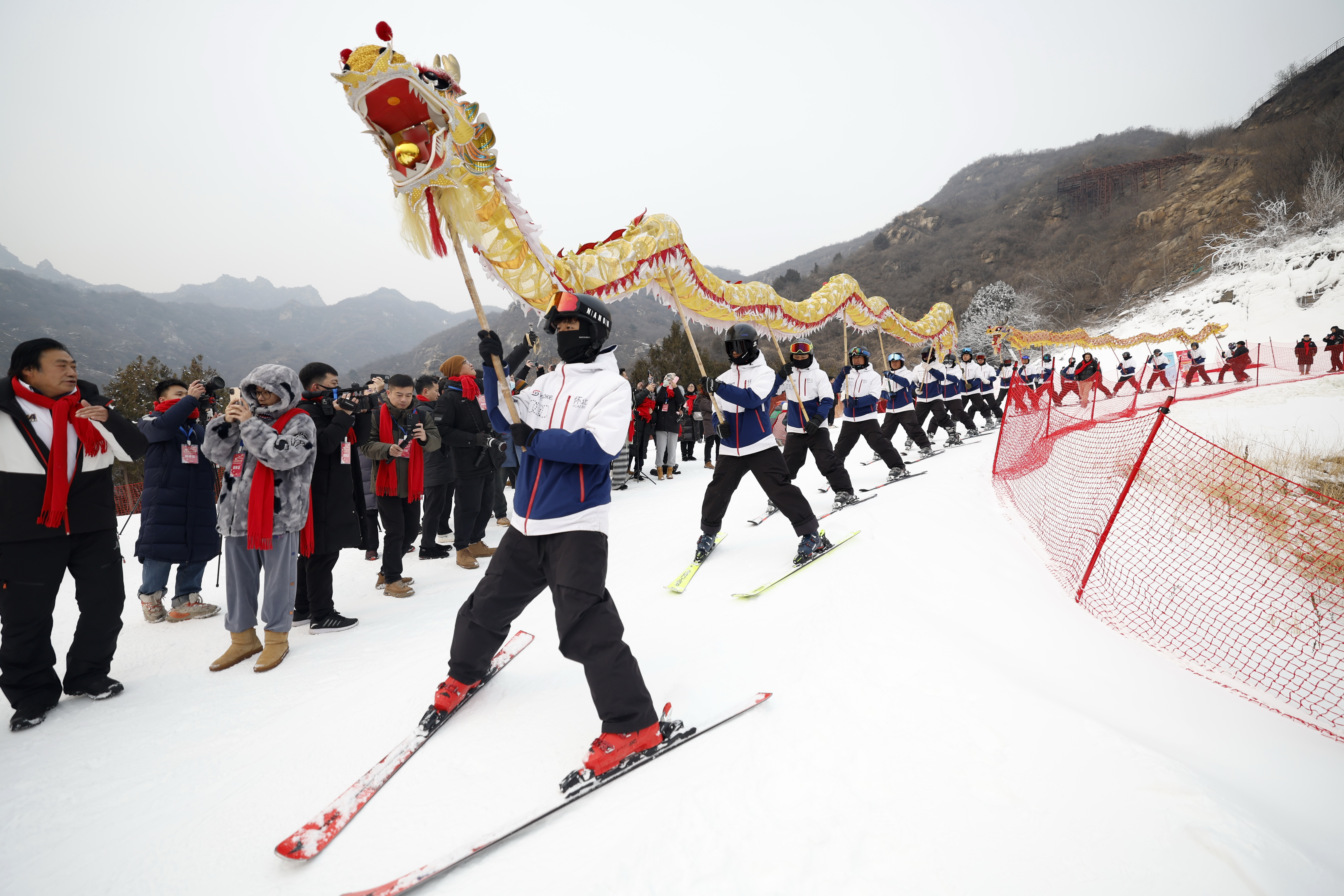 A group of skiers perform a Chinese dragon show at a ski resort in Beijing's Huairou District, January 30, 2024. /IC