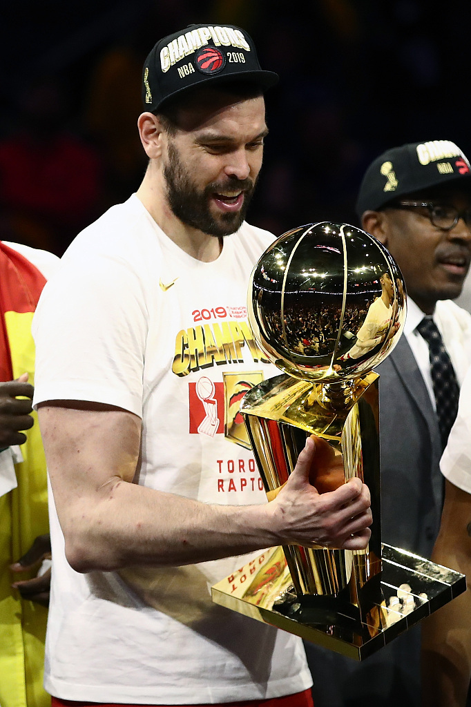 Marc Gasol of the Toronto Raptors celebrates with the Larry O'Brien Championship Trophy in Oakland, California, U.S., June 13, 2019. /CFP