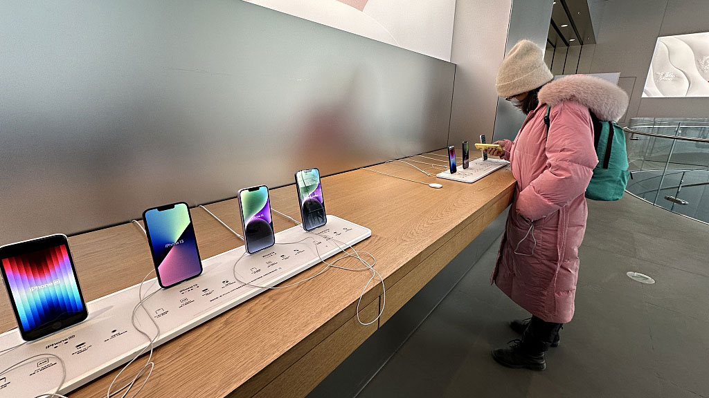 A person uses a smartphone at an Apple store, Beijing, China, January 1, 2024. /CFP