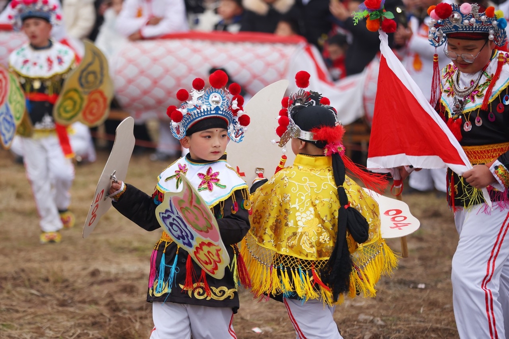 Local children perform during Luoshan dragon dance in Nanjing, east China's Jiangsu Province, on January 26, 2023. /IC