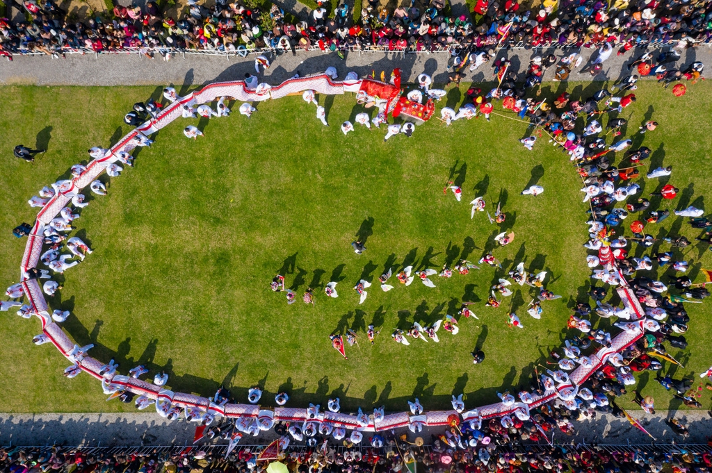 People watch the Luoshan dragon dance in Nanjing, east China's Jiangsu Province, on March 14, 2021. /IC