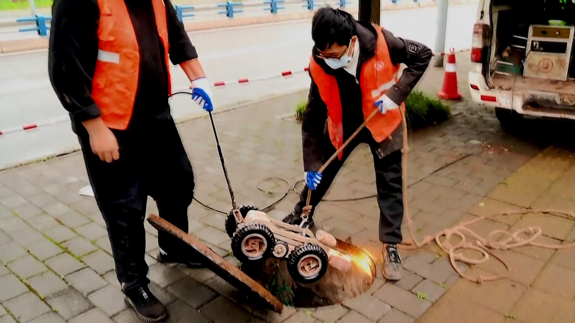 Workers deploy robot into underground pipeline, southeast China's Fujian Province. /CMG