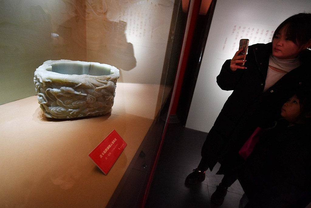 Photo taken on February 1, 2024 shows the jade vase with a carved dragon pattern displayed at the special exhibition in the Summer Palace, Beijing. /CFP