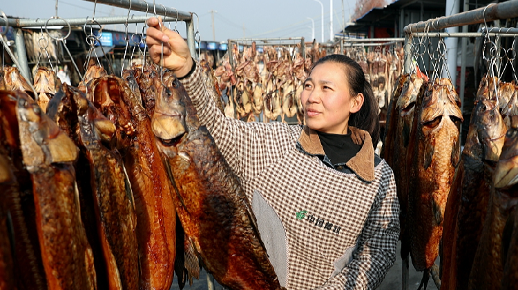 Fishermen in Suqian dry fish ahead of Spring Festival
