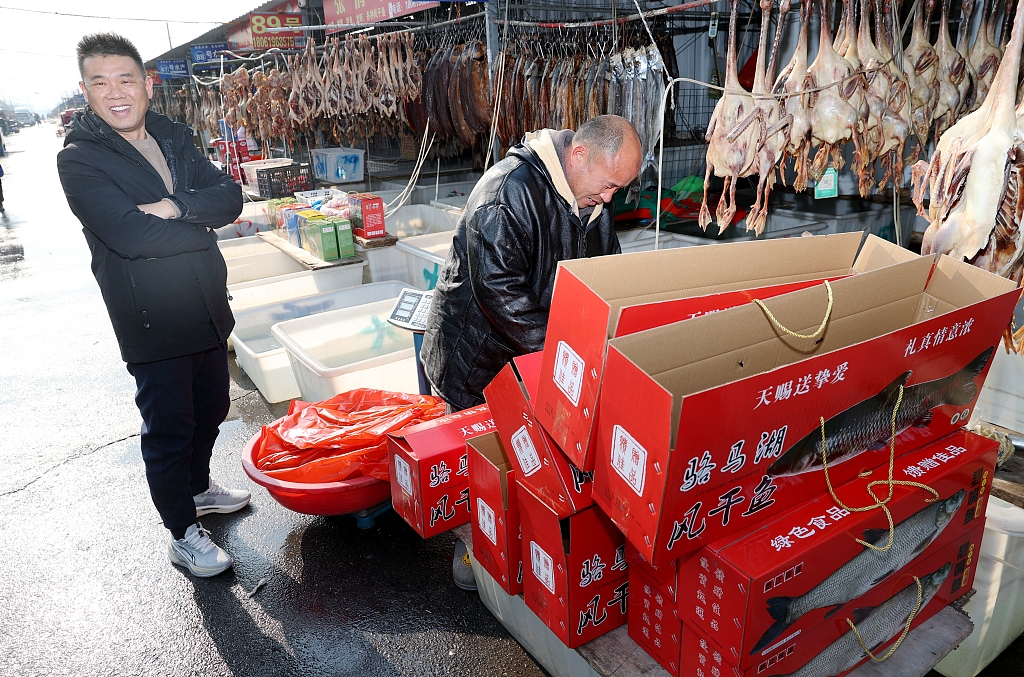 Local vendors pack dried fish into red boxes in Suqian, east China’s Jiangsu Province, January 29, 2024. /CFP