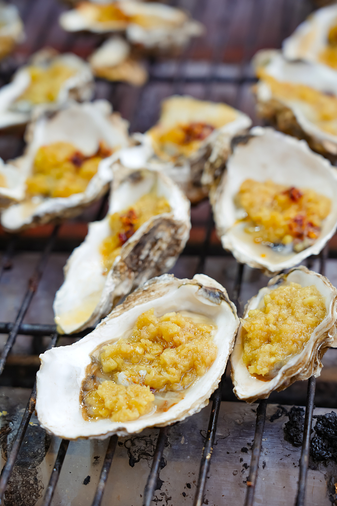 Barbecued oysters with garlic sauce on sale in Zengcuoan, Fujian Province. /CFP