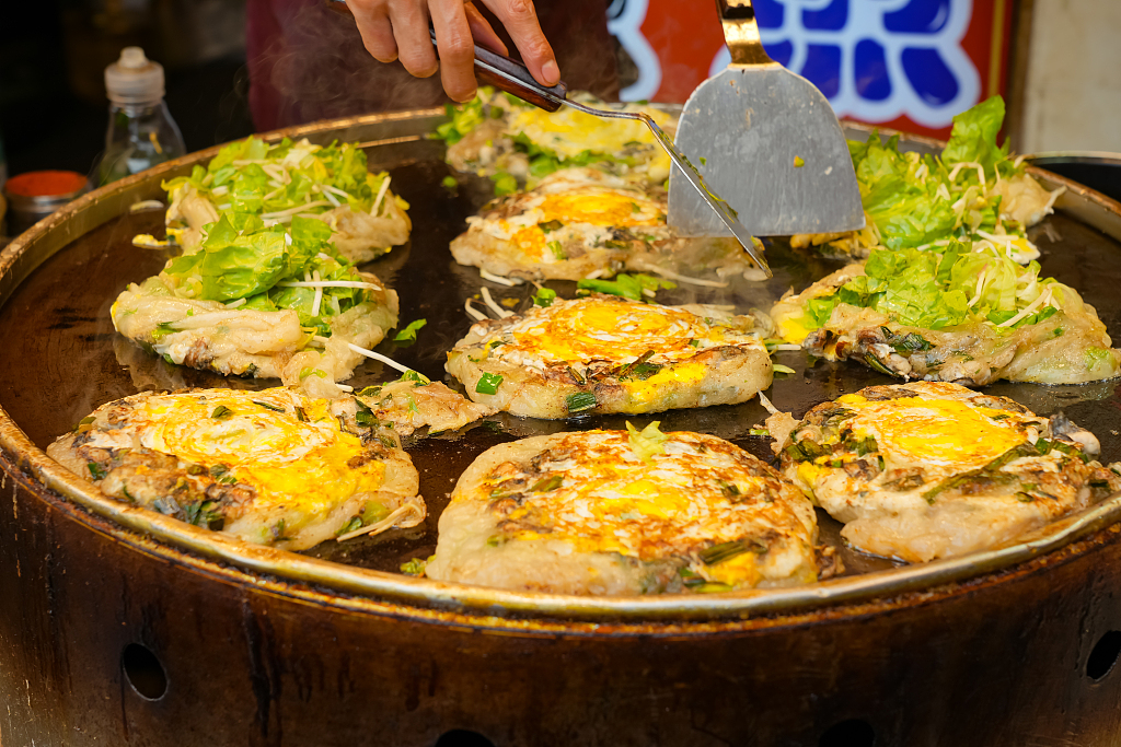 Seafood pancakes on sale in Zengcuoan, Fujian Province. /CFP