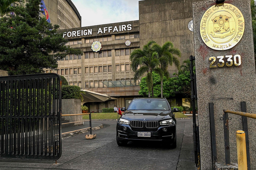 A Chinese diplomatic vehicle leaves the Philippine Department of Foreign Affairs in Manila, December 11, 2023. /CFP