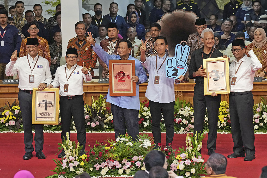 Indonesia's presidential candidates from left, Anies Baswedan and his running mate Muhaimin Iskandar, Prabowo Subianto and his running mate Gibran Rakabuming Raka, and Ganjar Pranowo and his running mate Muhammad Mahfud with the electoral numbers that will represent them in February's presidential election, during a draw at the General Election Commission office in Jakarta, Indonesia, November 14, 2023. /CFP