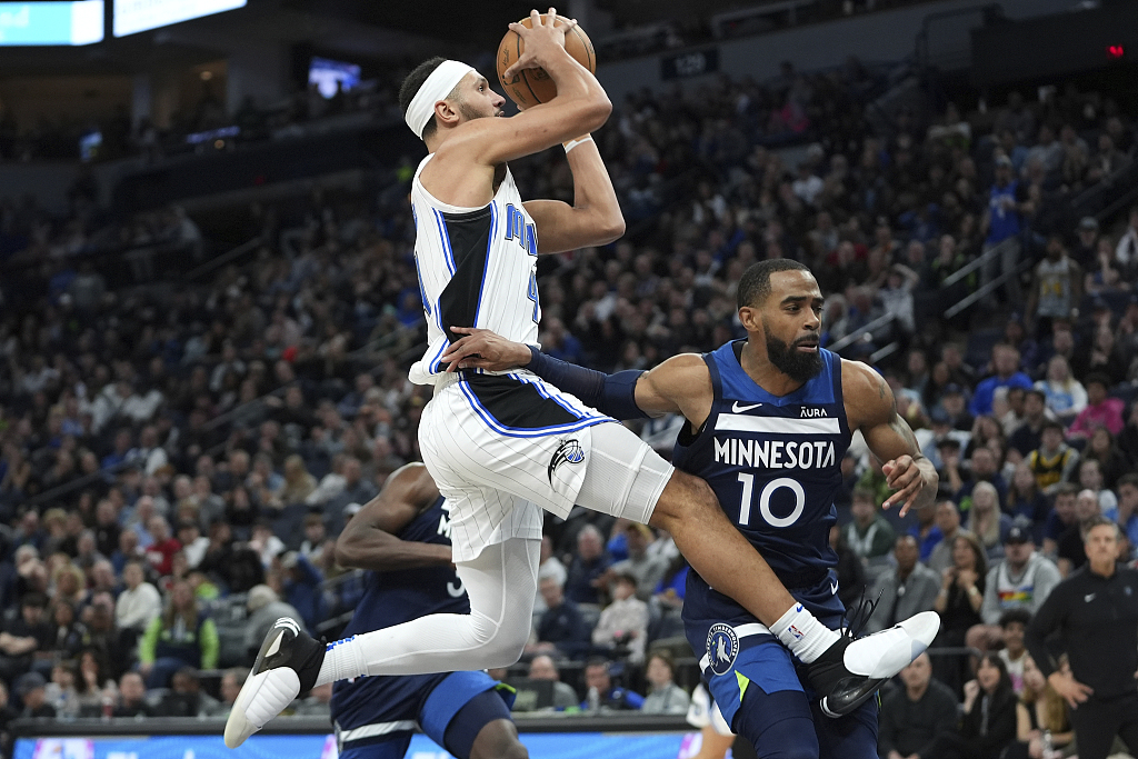 Jalen Suggs (L) of the Orlando Magic shoots in the game against the Minnesota Timberwolves at the Target Center in Minneapolis, Minnesota, February 2, 2024. /CFP
