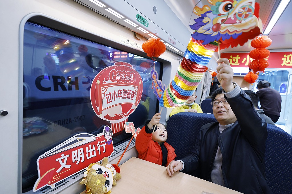 A photo taken on February 2, 2024 shows passengers celebrating Kitchen God Day on Train D3107. /CFP