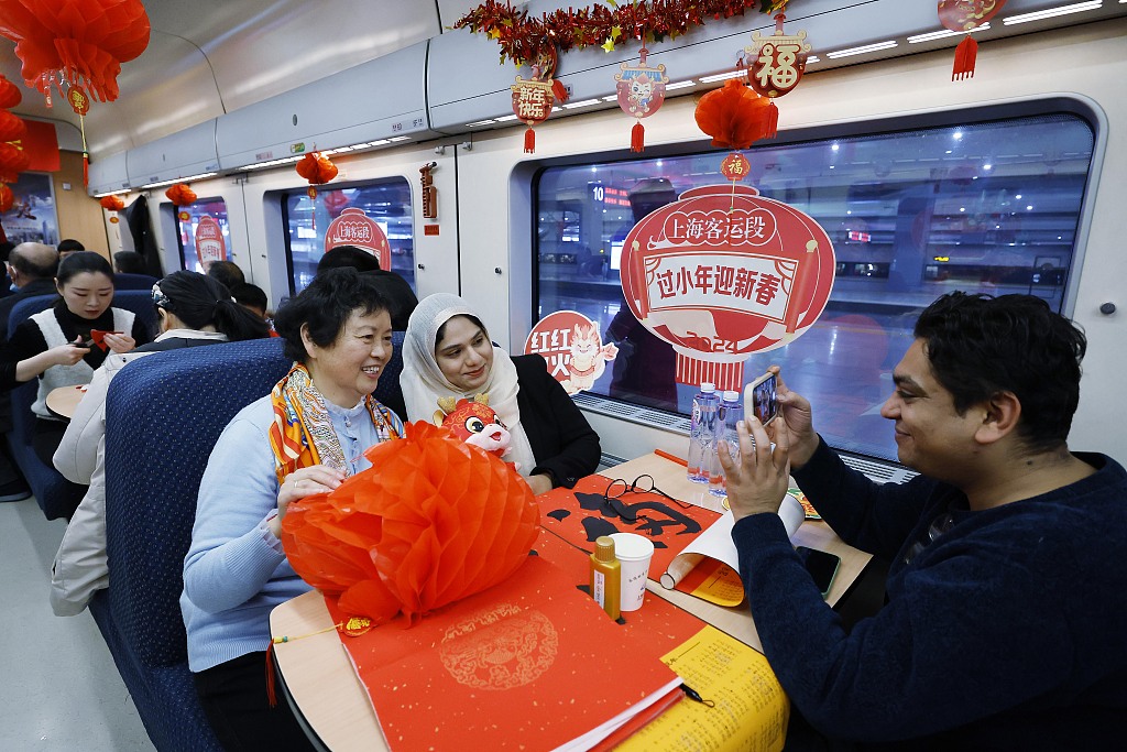 A photo taken on February 2, 2024 shows passengers celebrating Kitchen God Day on Train D3107. /CFP