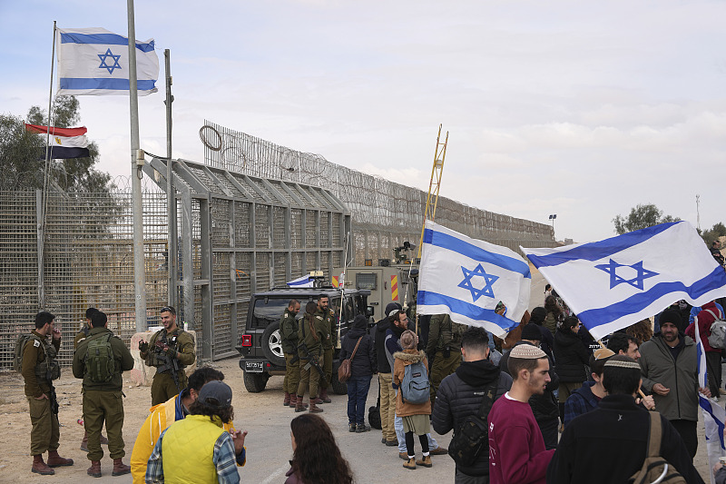 Protesters block the path for humanitarian aid bound for the Gaza Strip at the Nitzana border crossing with Egypt in southern Israel, February 2, 2024. /CFP