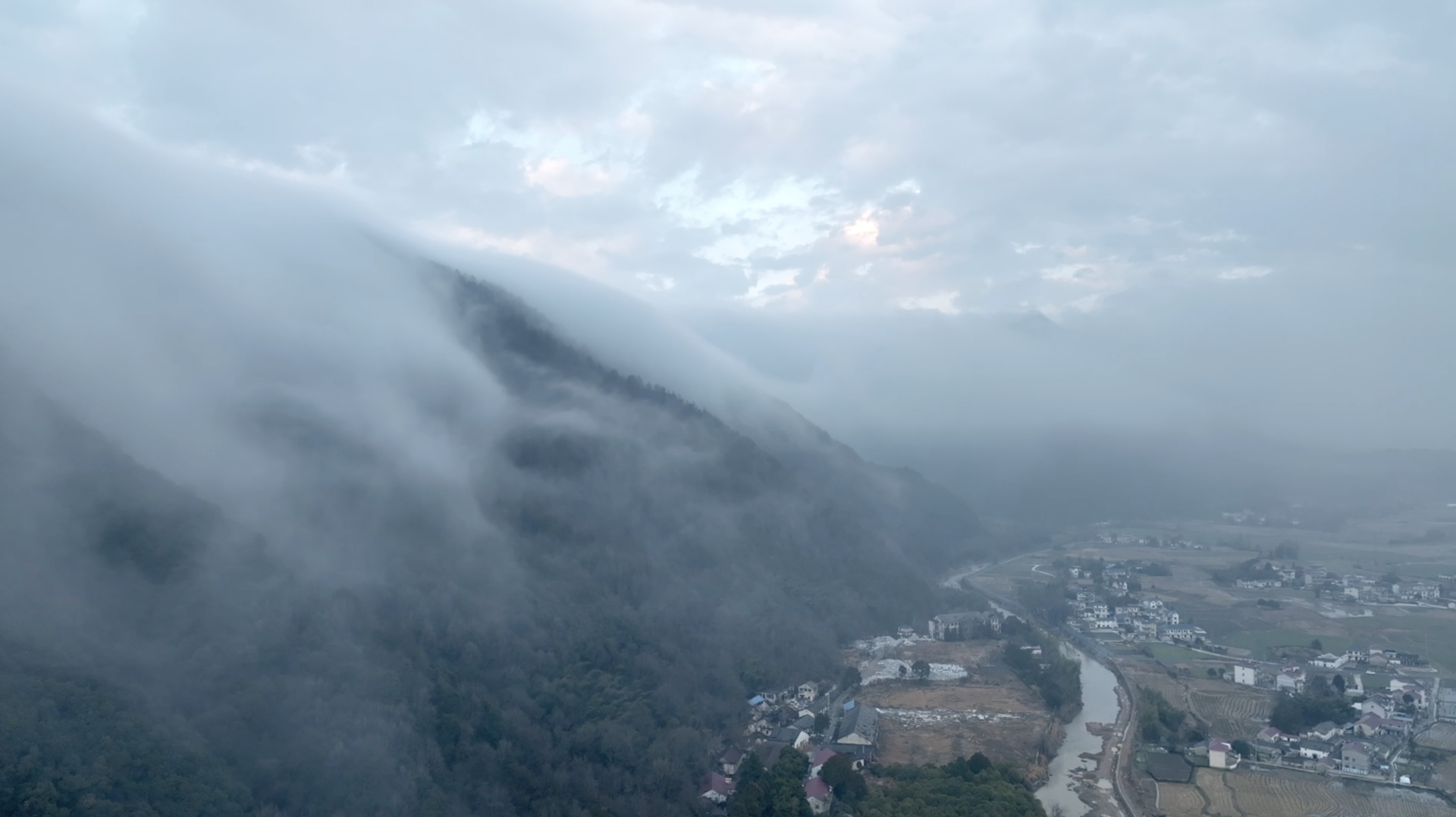Picturesque village in east China immersed in sea of clouds