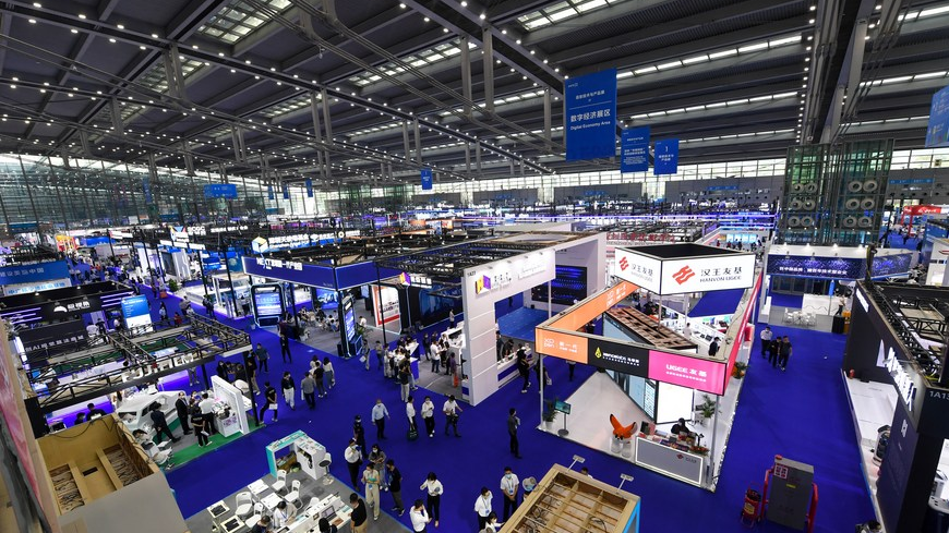 People visit the 24th China Hi-Tech Fair in Shenzhen, south China's Guangdong Province, November 15, 2022. /Xinhua