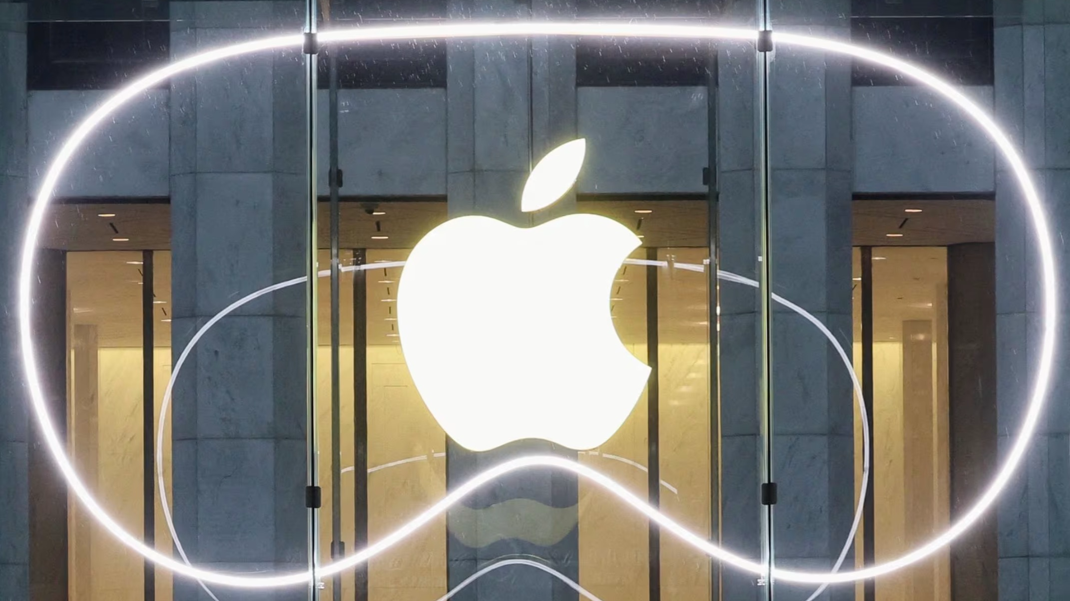 A logo is pictured outside the Apple Fifth Avenue store as Apple's Vision Pro headset is presented there, Manhattan, New York City, USA, February 2, 2024. /Reuters