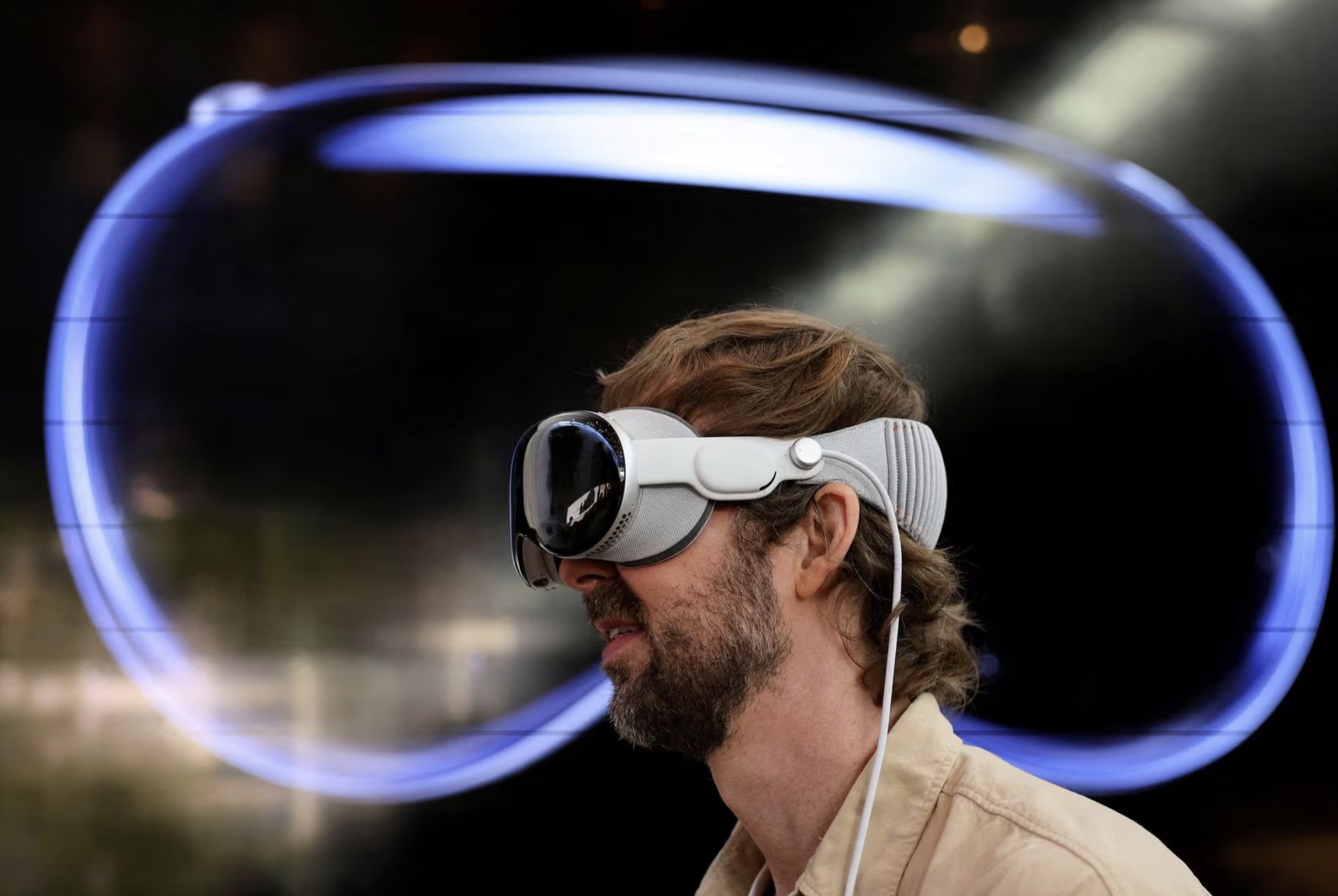 A customer uses Apple's Vision Pro headset on the day it goes on sale for the first time in Los Angeles, California, USA, February 2, 2024. /Reuters