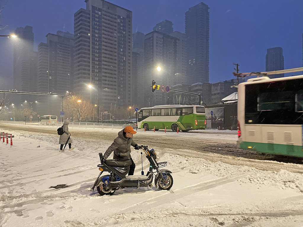 Snow on the streets of Wuhan City in central China's Hubei Province hinders people's travel after heavy snow, February 4, 2024. /CFP