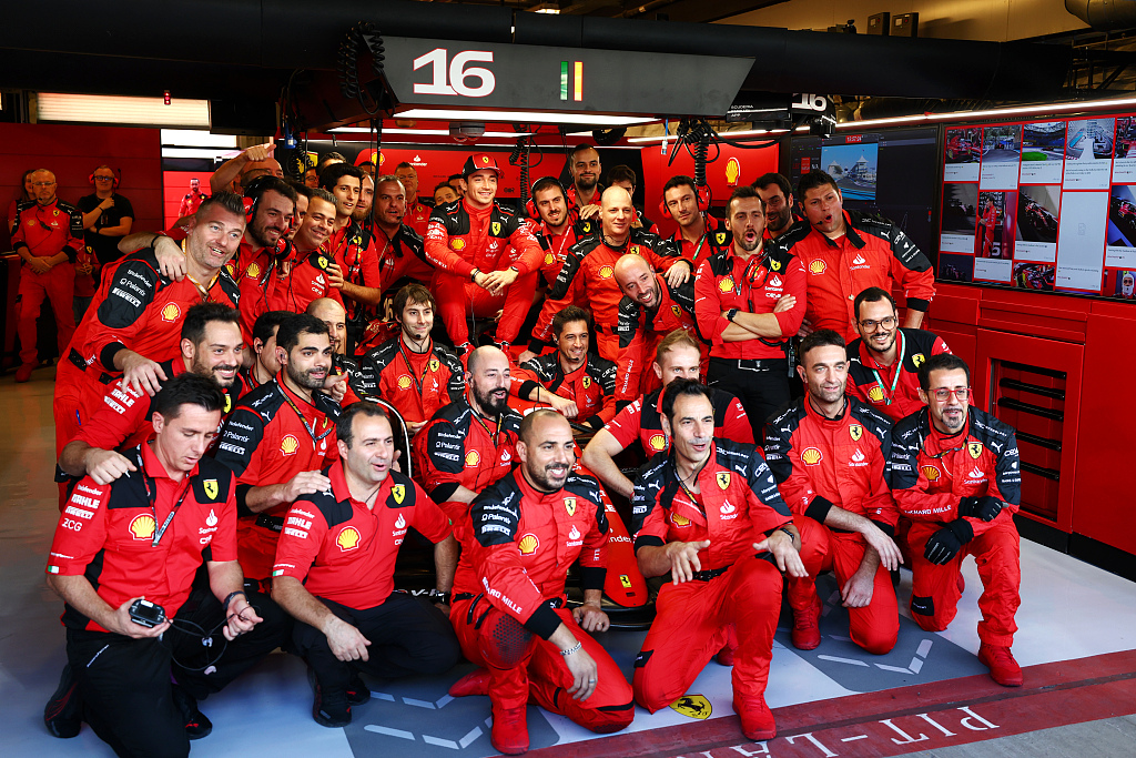 Charles Leclerc (wearing a hat) poses with his Ferrari team after the F1 Grand Prix in Abu Dhabi, United Arab Emirates, November 26, 2023. /CFP