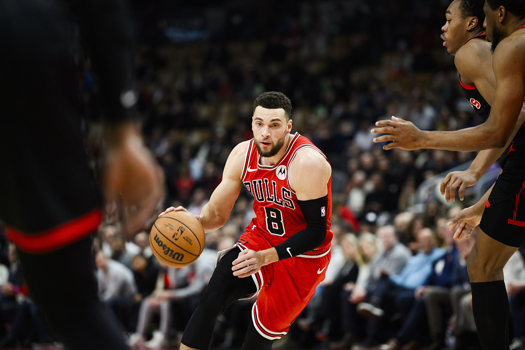 Zach LaVine (#8) of the Chicago Bulls dribbles in the game against the Toronto Raptors at Scotiabank Arena in Toronto, Canada, January 18, 2024. /CFP