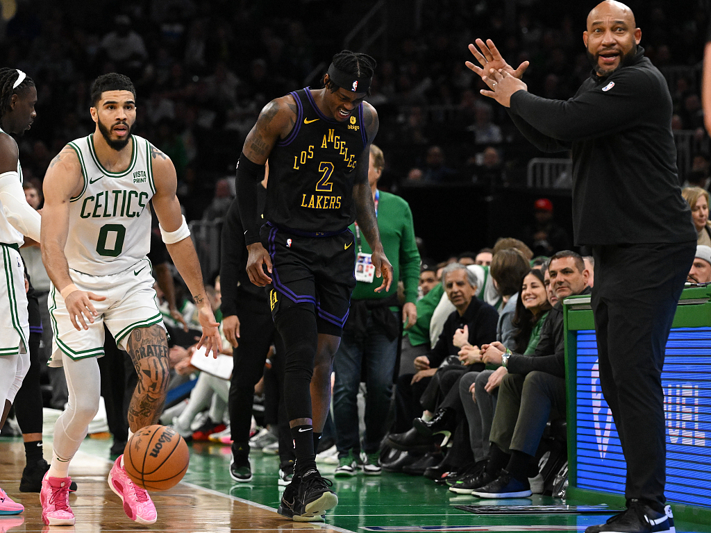 Jarred Vanderbilt (#2) of the Los Angeles Lakers looks in pain in the game against the Boston Celtics at TD Garden in Boston, Massachusetts, February 1, 2024. /CFP