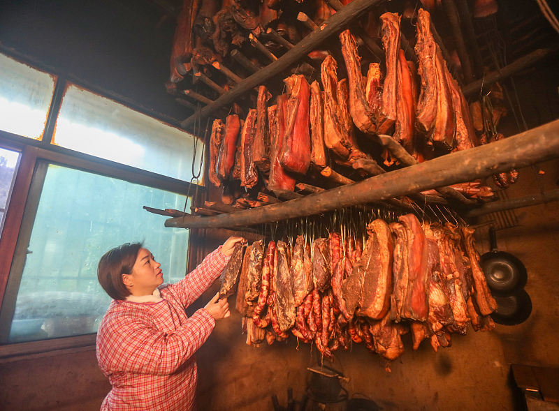 A artisan prepares marinated sausages at a workshop in the Qiandongnan Miao and Dong Autonomous Prefecture, Guizhou Province, January 19, 2024. /CFP